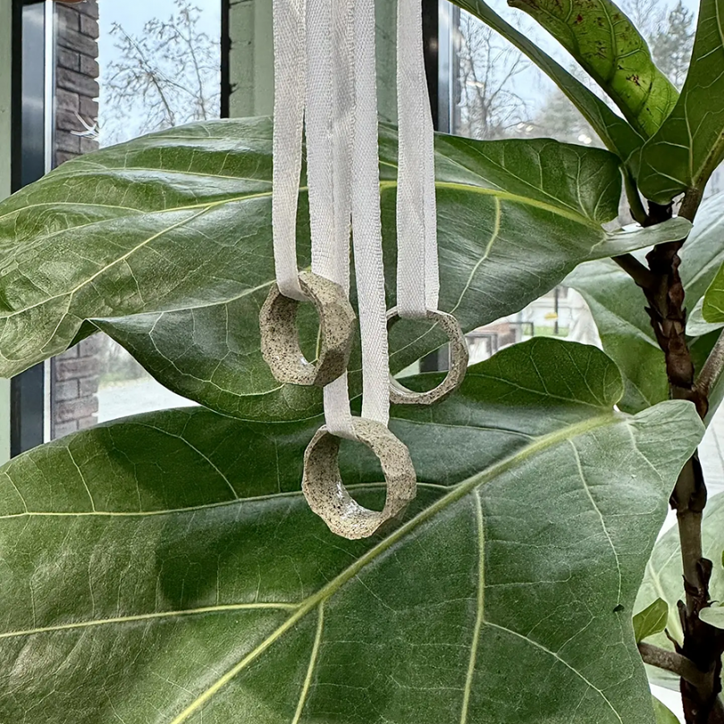 Кольцо гончарное серое ручной работы Fabrica